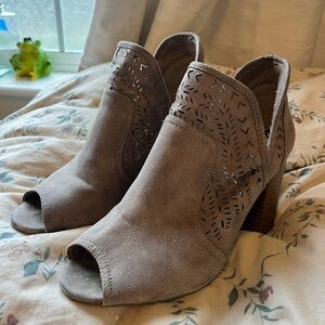 Tannish/grayish healed boot